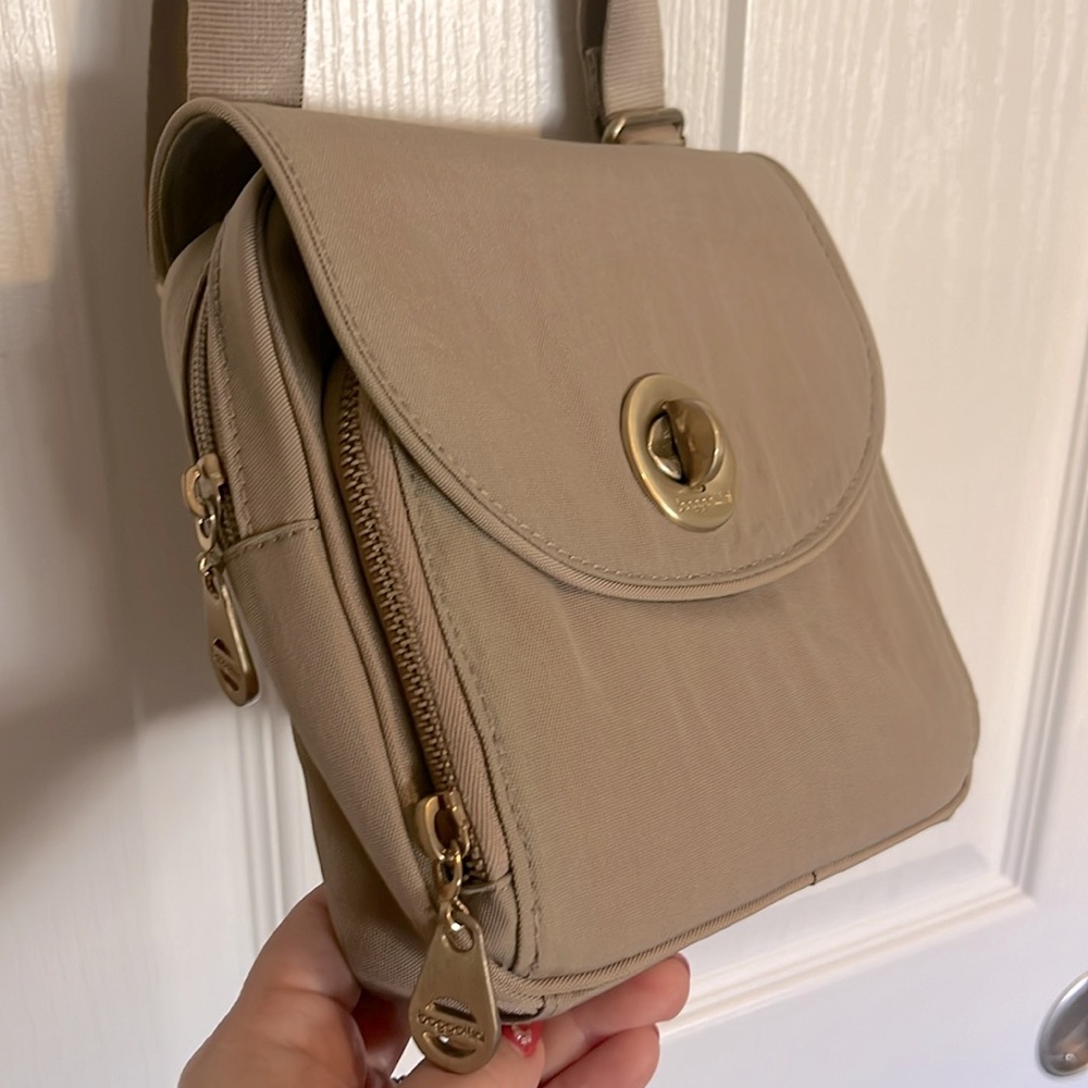 Baggalini Crossbody Purse. Hardly used. - Picture 2 of 8